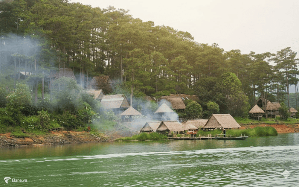 Nh&agrave; h&agrave;ng Đ&aacute; Ti&ecirc;n nằm b&ecirc;n Hồ Tuyền L&acirc;m mang đến trải nghiệm ẩm thực h&agrave;i h&ograve;a giữa hương vị n&uacute;i rừng v&agrave; cảnh sắc thi&ecirc;n nhi&ecirc;n